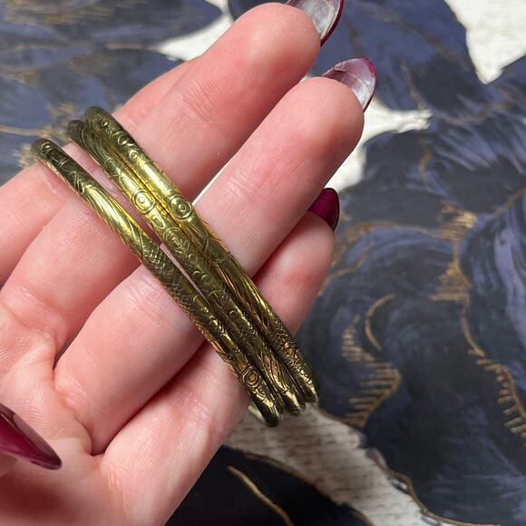Set of 3 Vintage Brass Tone Etched Floral Bangles - Picture 2 of 7